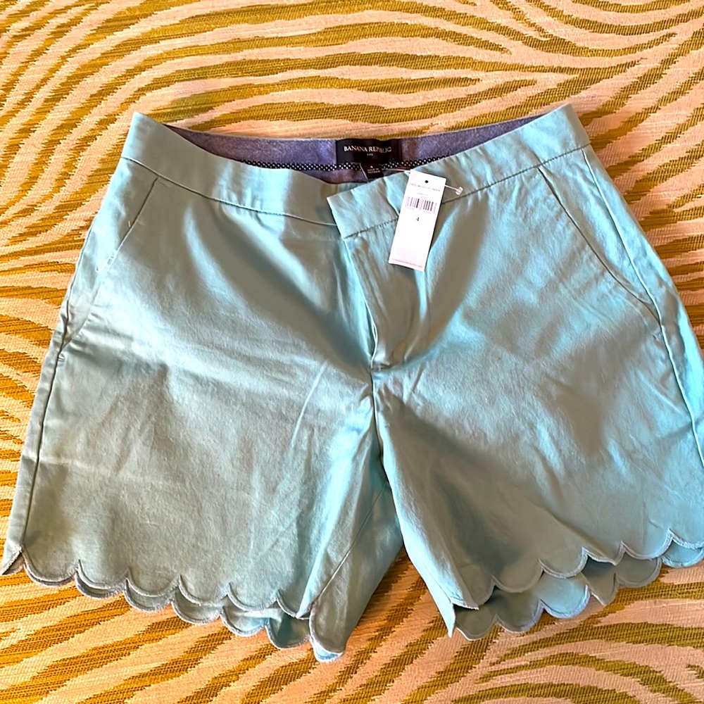 Banana Republic Factory scalloped hem shorts; NWT; size 4; teal color